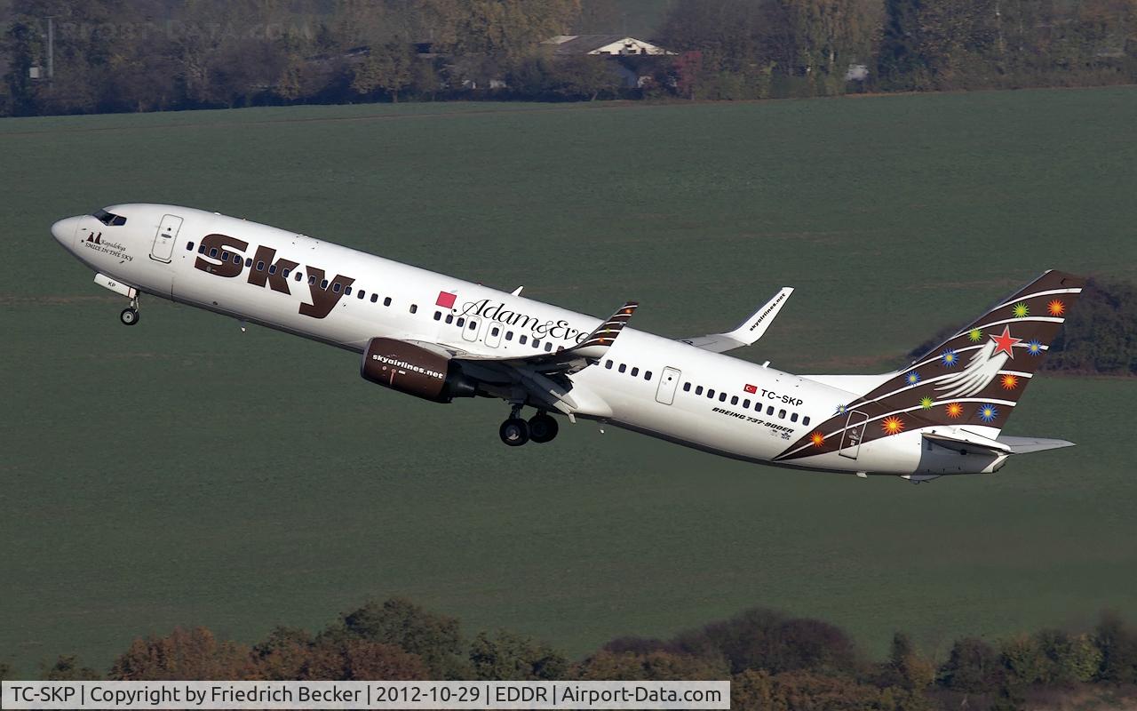 TC-SKP, 2009 Boeing 737-94X/ER C/N 36087, departure via RW27 to AYT