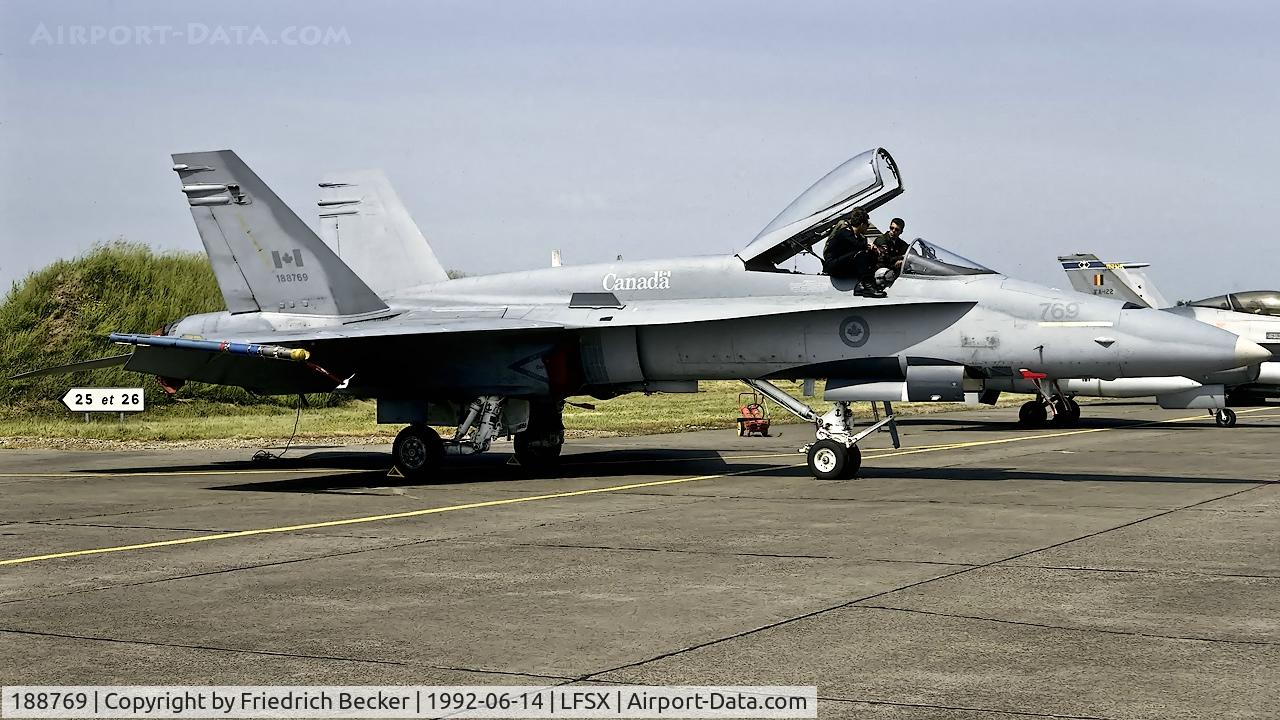 188769, 1986 McDonnell Douglas CF-188A Hornet C/N 0485/A400, Pilots talk at Luxeuil Saint-Sauveur AB