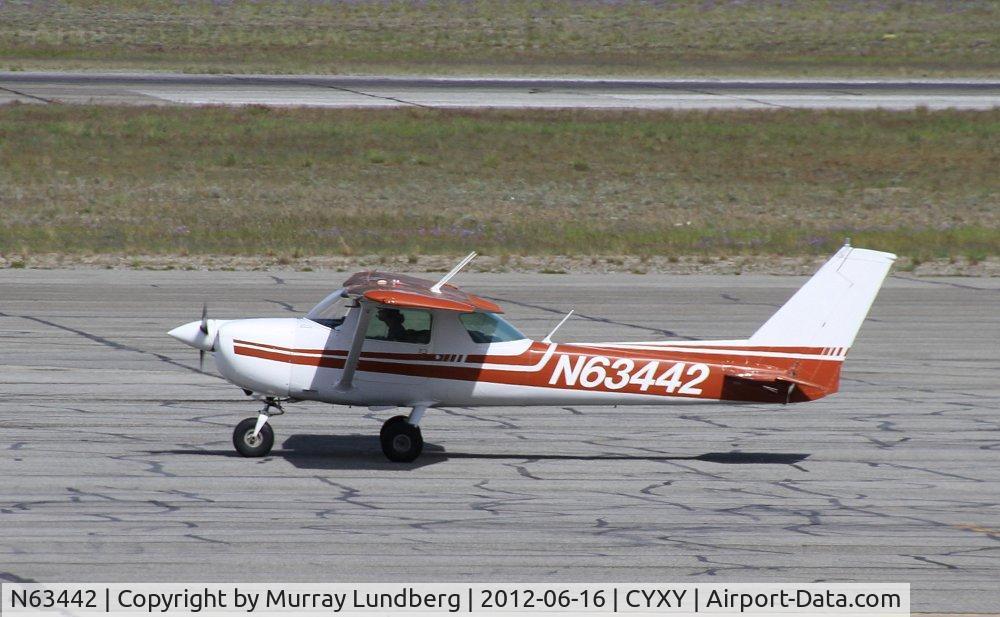 N63442, 1975 Cessna 150M C/N 15077316, Taxiing for takeoff.