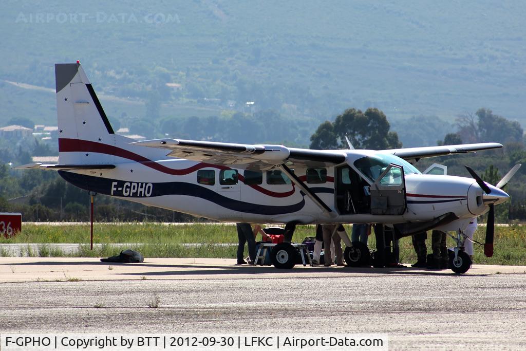 F-GPHO, 1987 Cessna 208 Caravan I C/N 2080112, Just landing and now prepare to a paratroopers dropping session