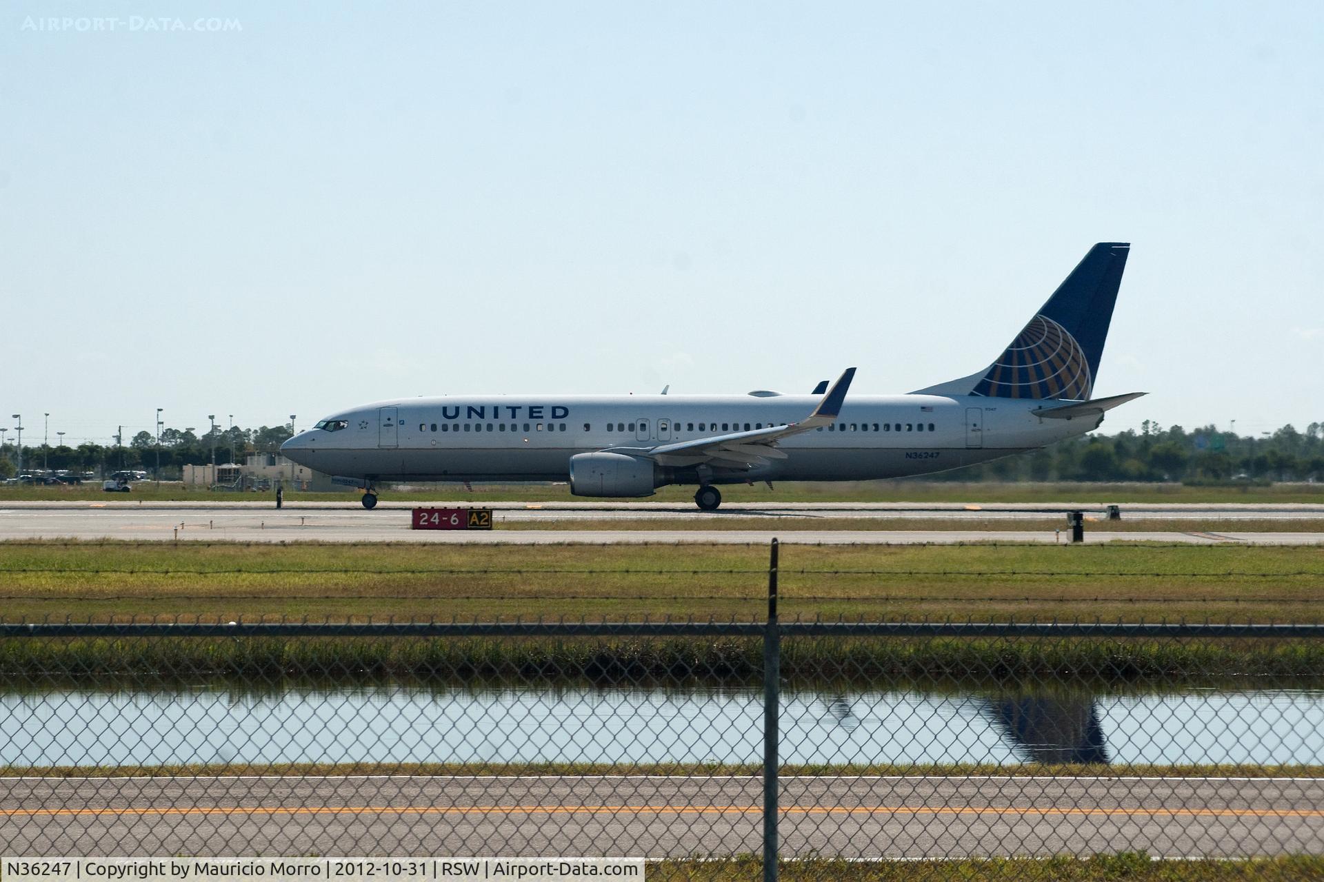 N36247, 1999 Boeing 737-824 C/N 28807, Taking off RWY 6