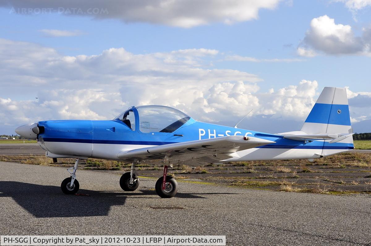 PH-SGG, 1990 Slingsby T-67C Firefly C/N 2099, In front of the hangar of 