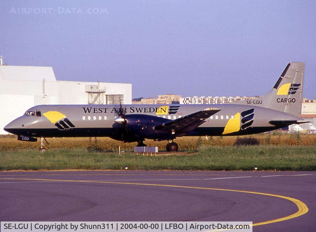SE-LGU, 1990 British Aerospace ATP C/N 2022, Taxiing holding point rwy 32R for departure...