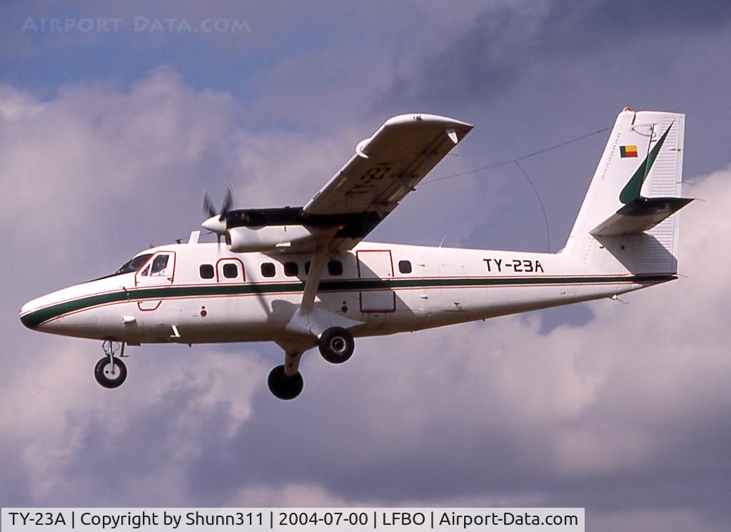 TY-23A, 1984 De Havilland Canada DHC-6-300 Twin Otter C/N 807, Landing rwy 32L... A very rare visitor here !!!