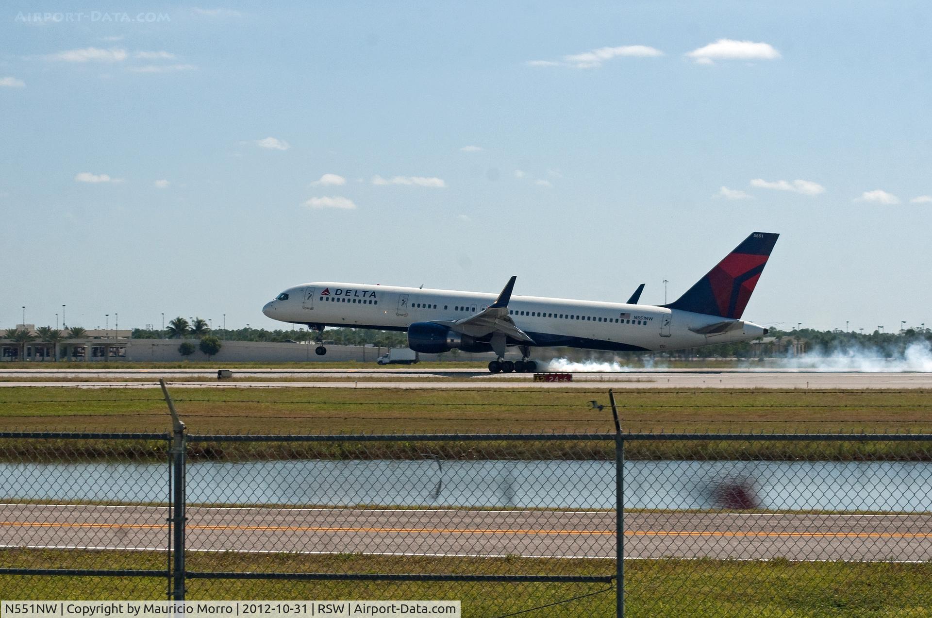 N551NW, 2001 Boeing 757-251 C/N 26498, Touching down on a breezy day