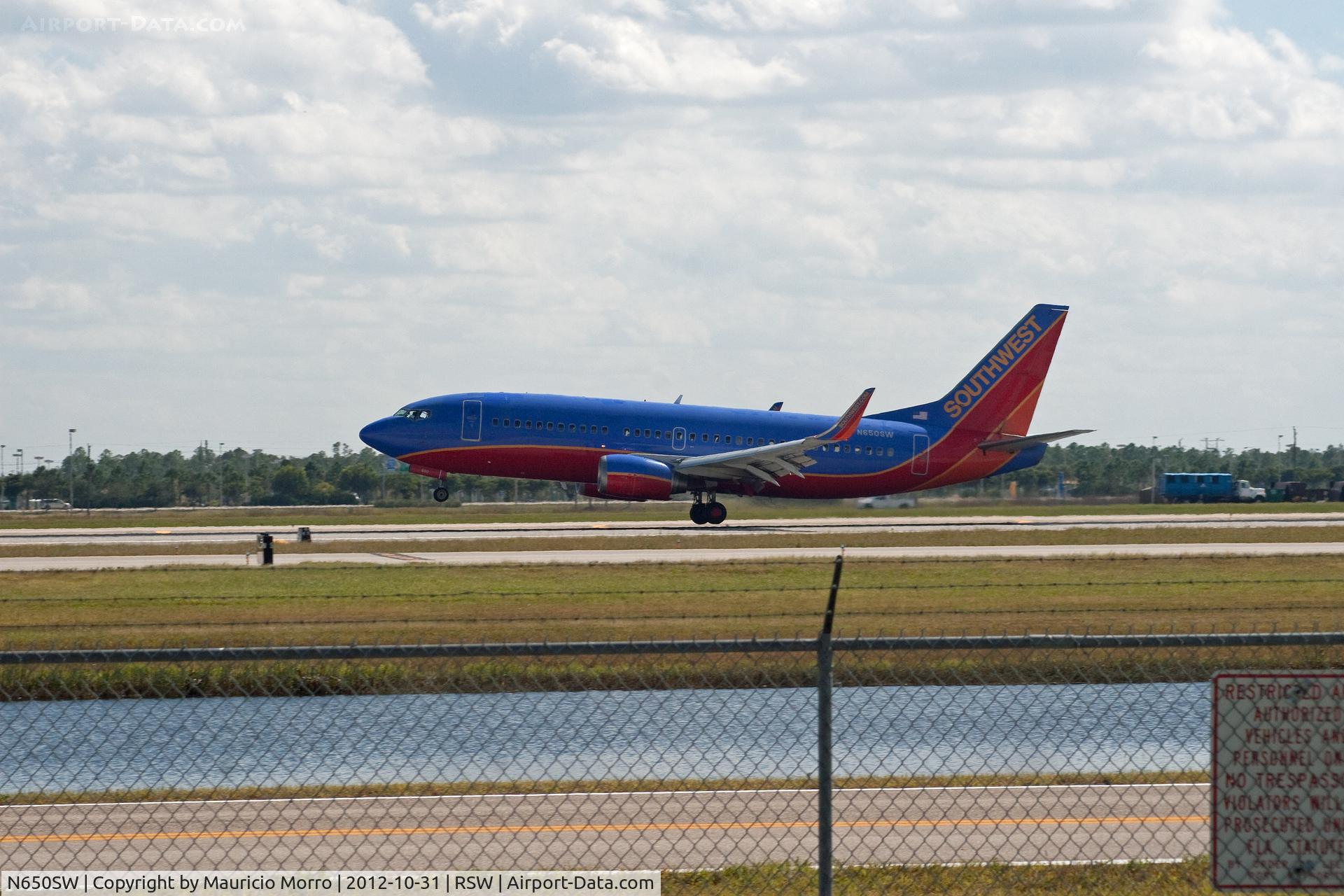 N650SW, 1997 Boeing 737-3H4 C/N 27720, Touching down RWY 6