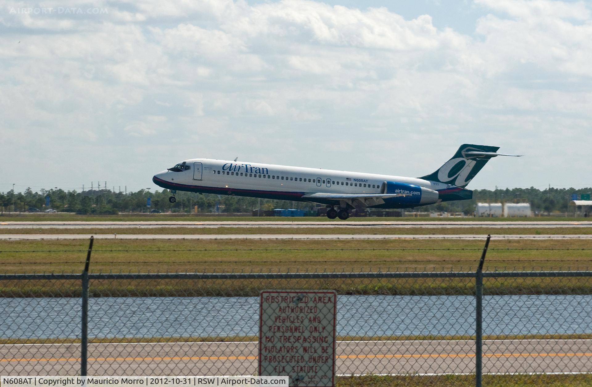 N608AT, 2000 Boeing 717-200 C/N 55081, Touching down RWY 6