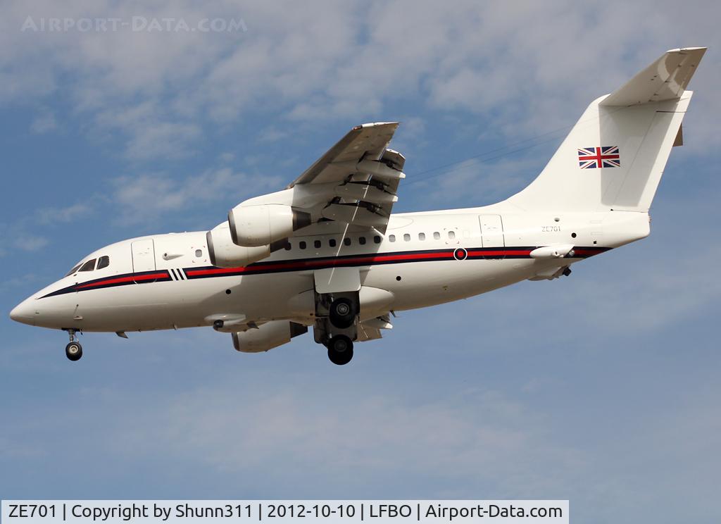ZE701, 1985 British Aerospace BAe.146 CC.2 C/N E1029, Landing rwy 32L