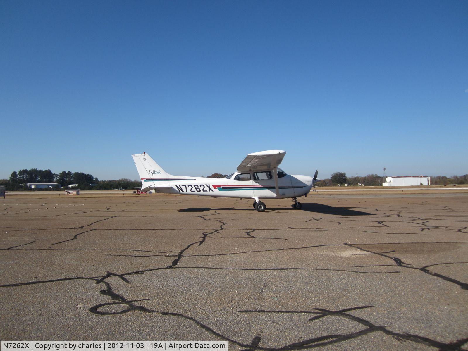 N7262X, Cessna 172R C/N 17280993, On ground.
