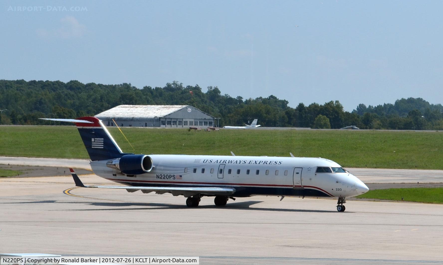 N220PS, Bombardier CRJ-200ER (CL-600-2B19) C/N 7887, Taxi CLT