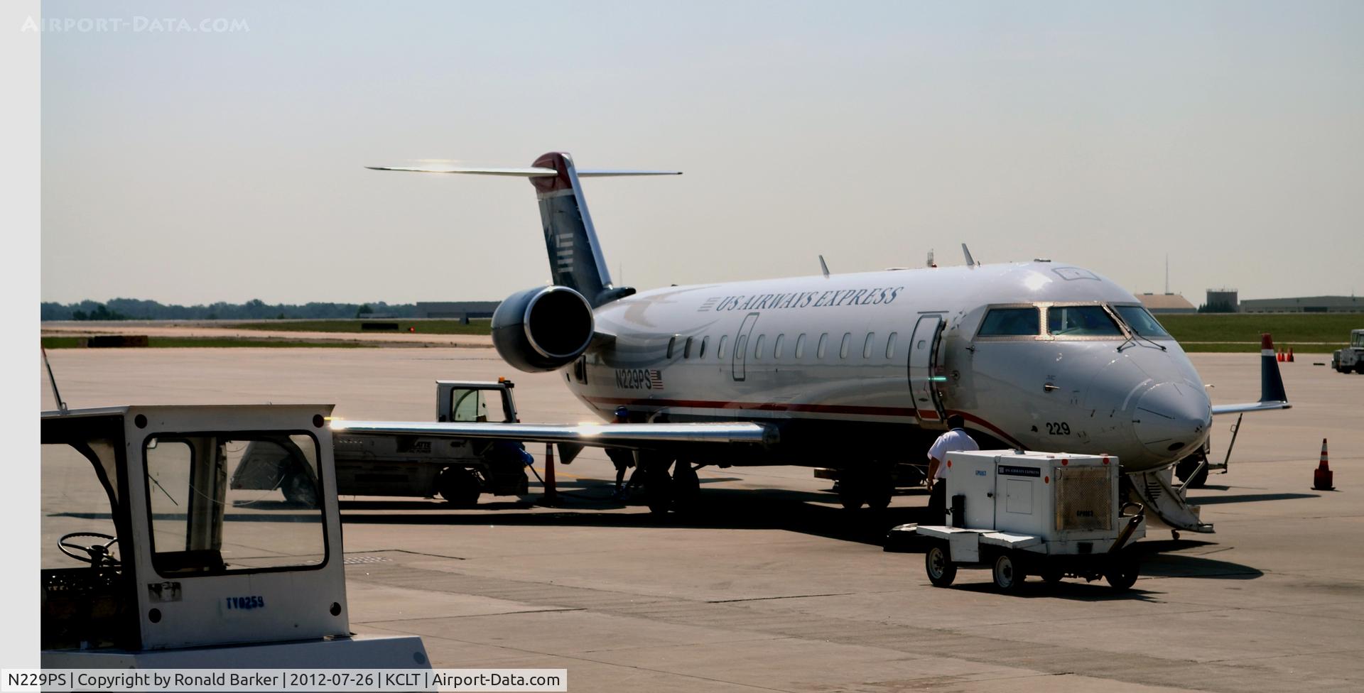 N229PS, 2004 Bombardier CRJ-200ER (CL-600-2B19) C/N 7898, CLT