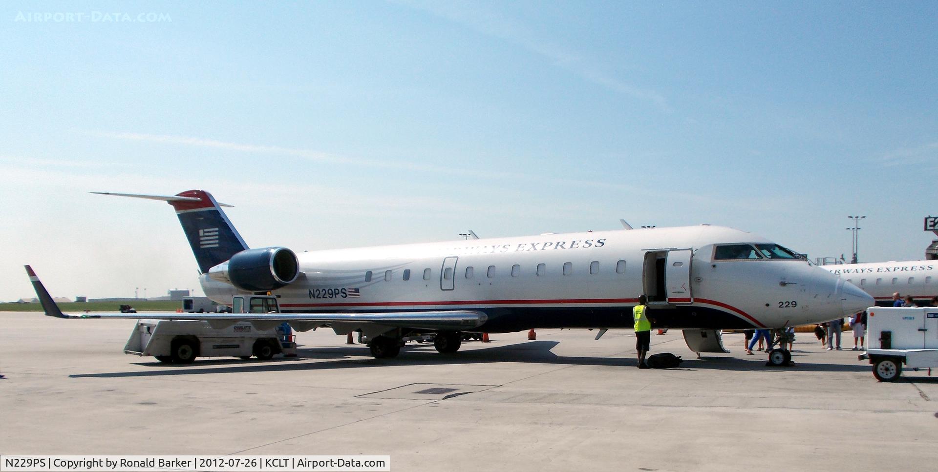 N229PS, 2004 Bombardier CRJ-200ER (CL-600-2B19) C/N 7898, CLT