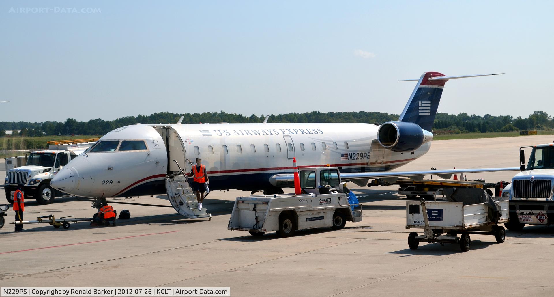 N229PS, 2004 Bombardier CRJ-200ER (CL-600-2B19) C/N 7898, CLT