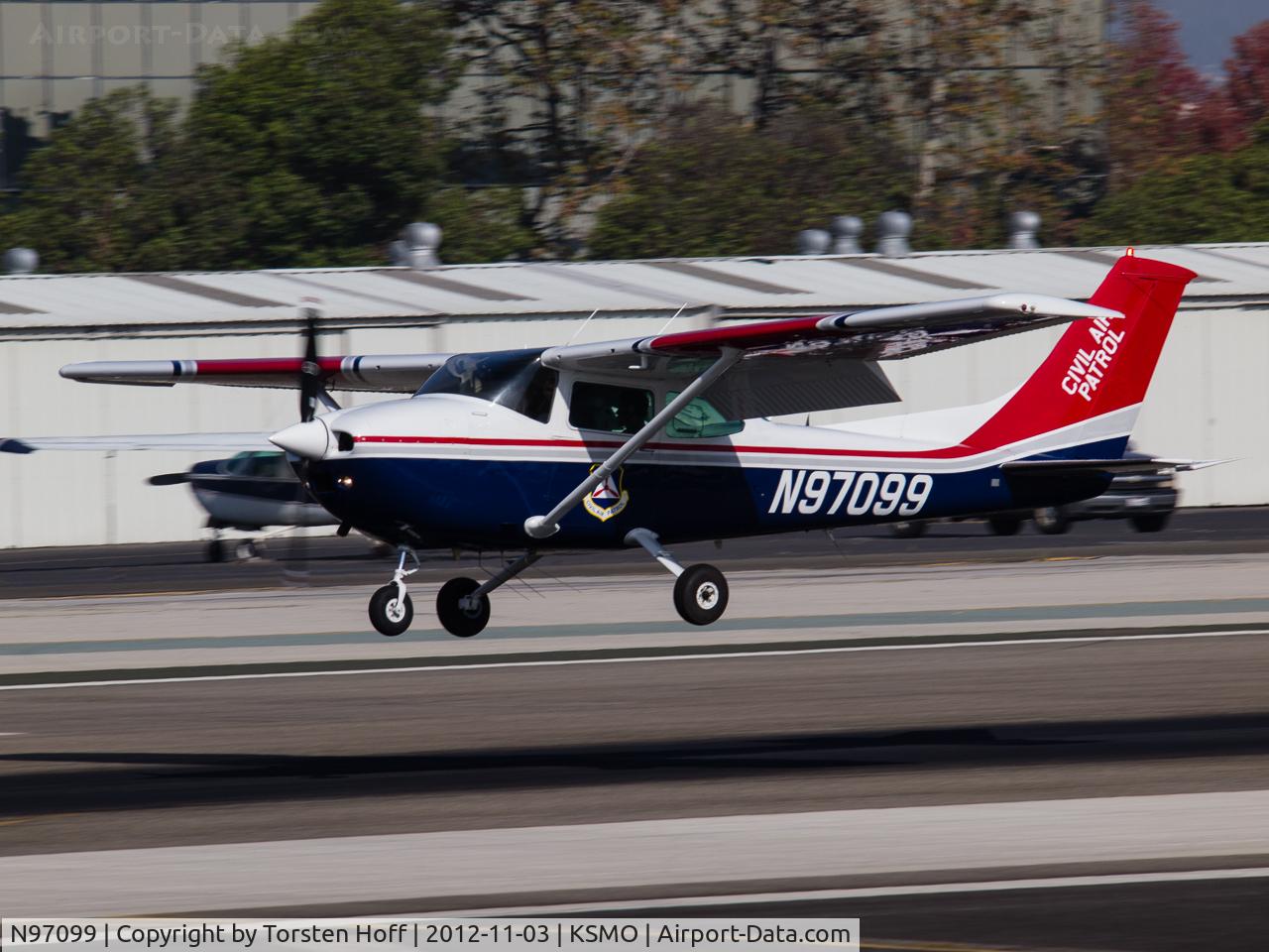 N97099, 1979 Cessna 182Q Skylane C/N 18266978, N97099 arriving on RWY 21