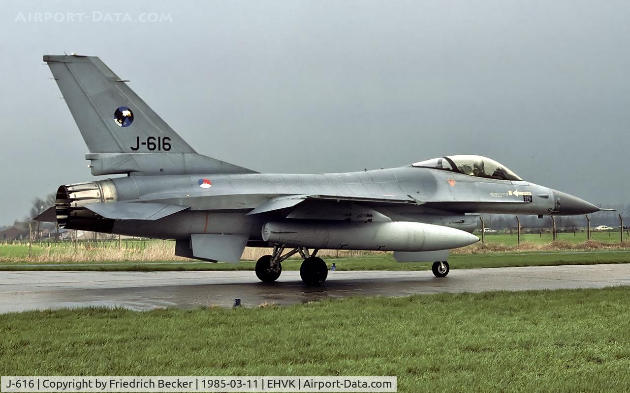 J-616, General Dynamics F-16A Fighting Falcon C/N 6D-48, taxying to the active