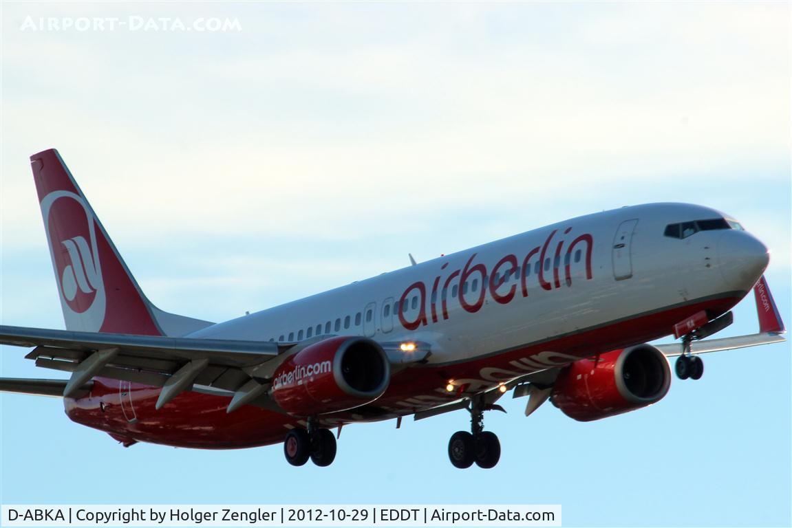 D-ABKA, 1999 Boeing 737-82R C/N 29329, From Budapest down to TXL....