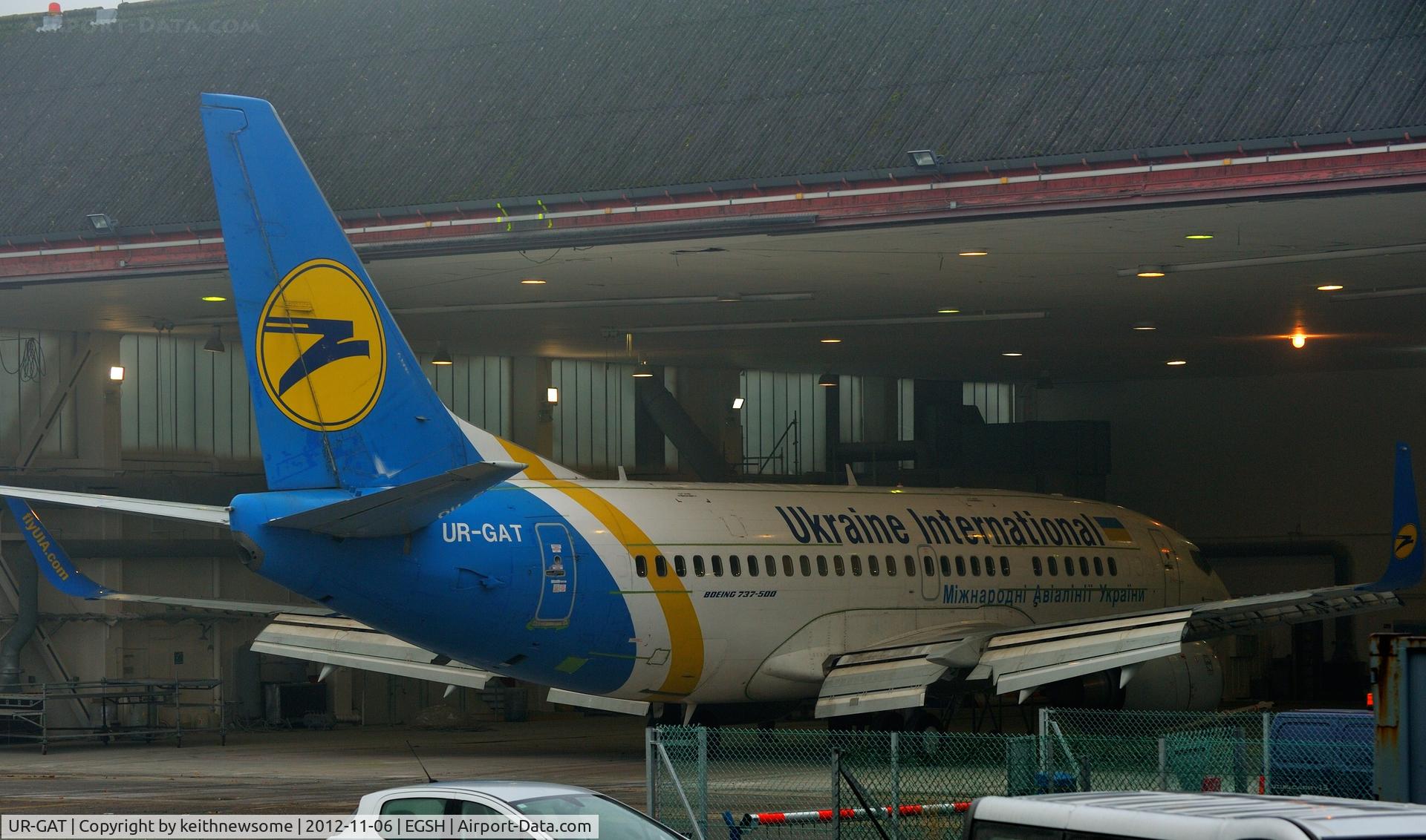 UR-GAT, 1993 Boeing 737-528 C/N 25237, Misty Morning Arrival !
