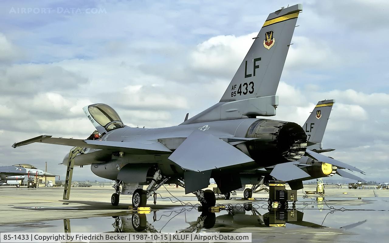 85-1433, 1985 General Dynamics F-16C Fighting Falcon C/N 5C-213, flightline at Luke AFB