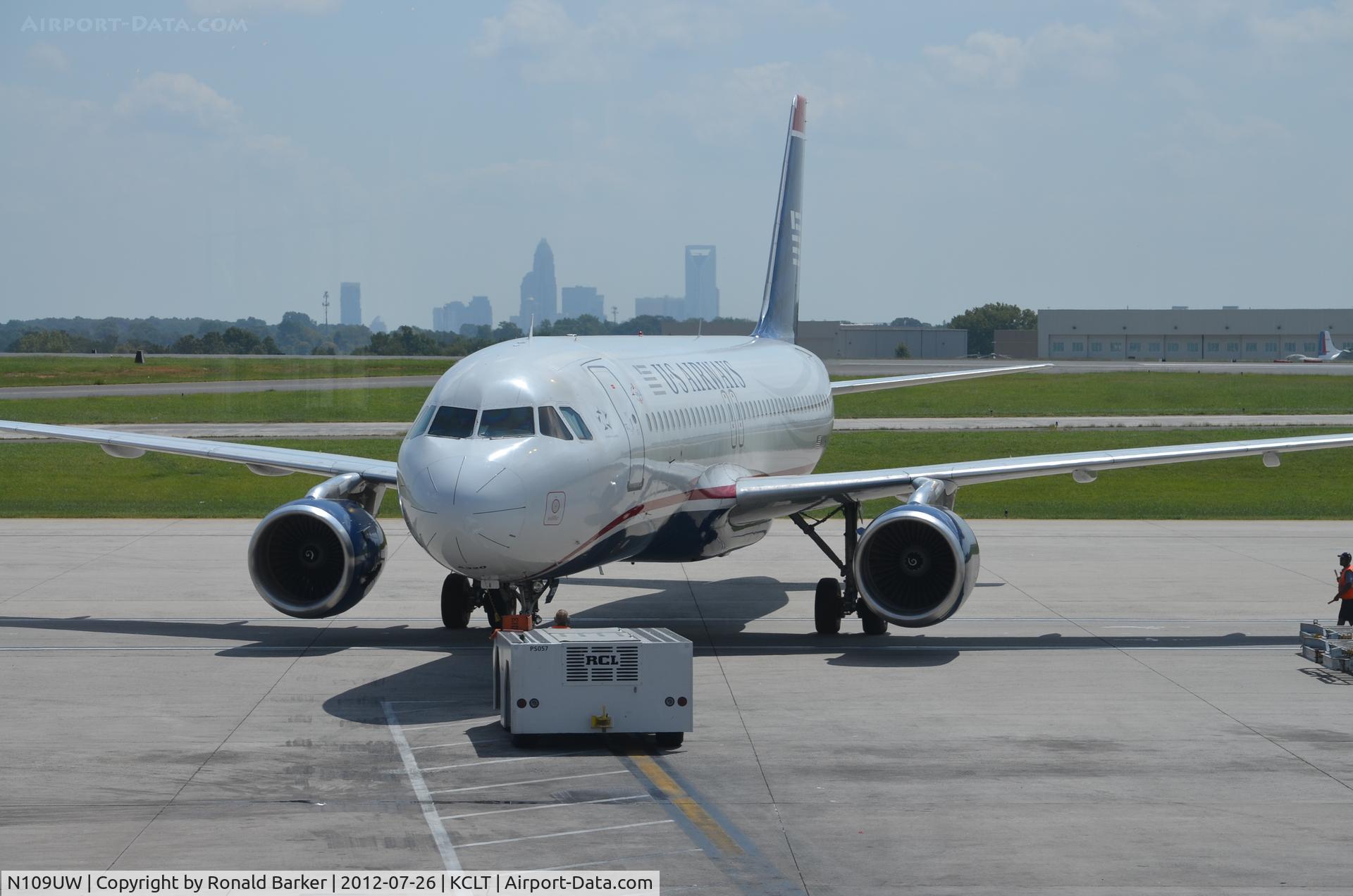 N109UW, 1999 Airbus A320-214 C/N 1065, Push back CLT