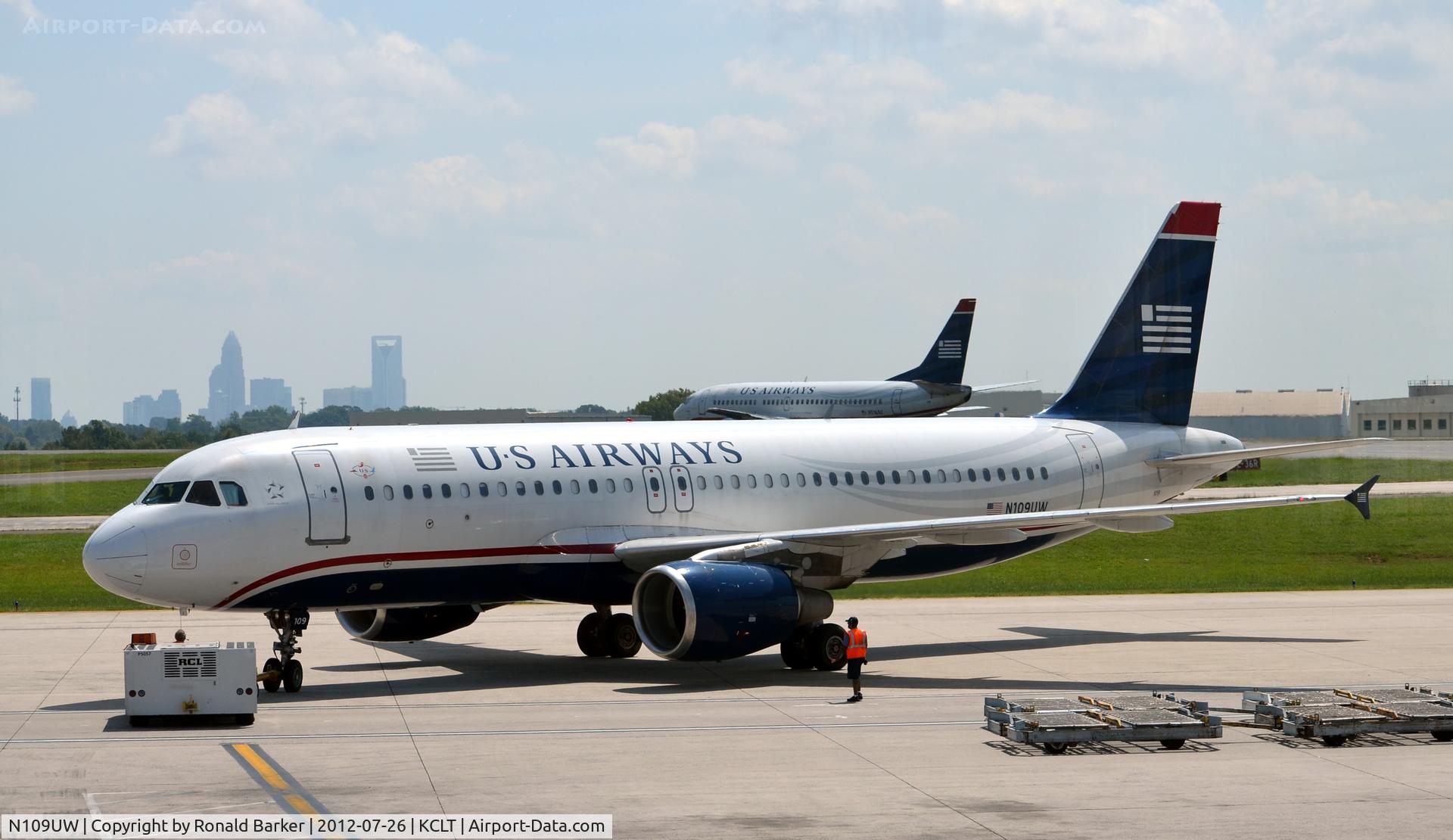 N109UW, 1999 Airbus A320-214 C/N 1065, Push back CLT
