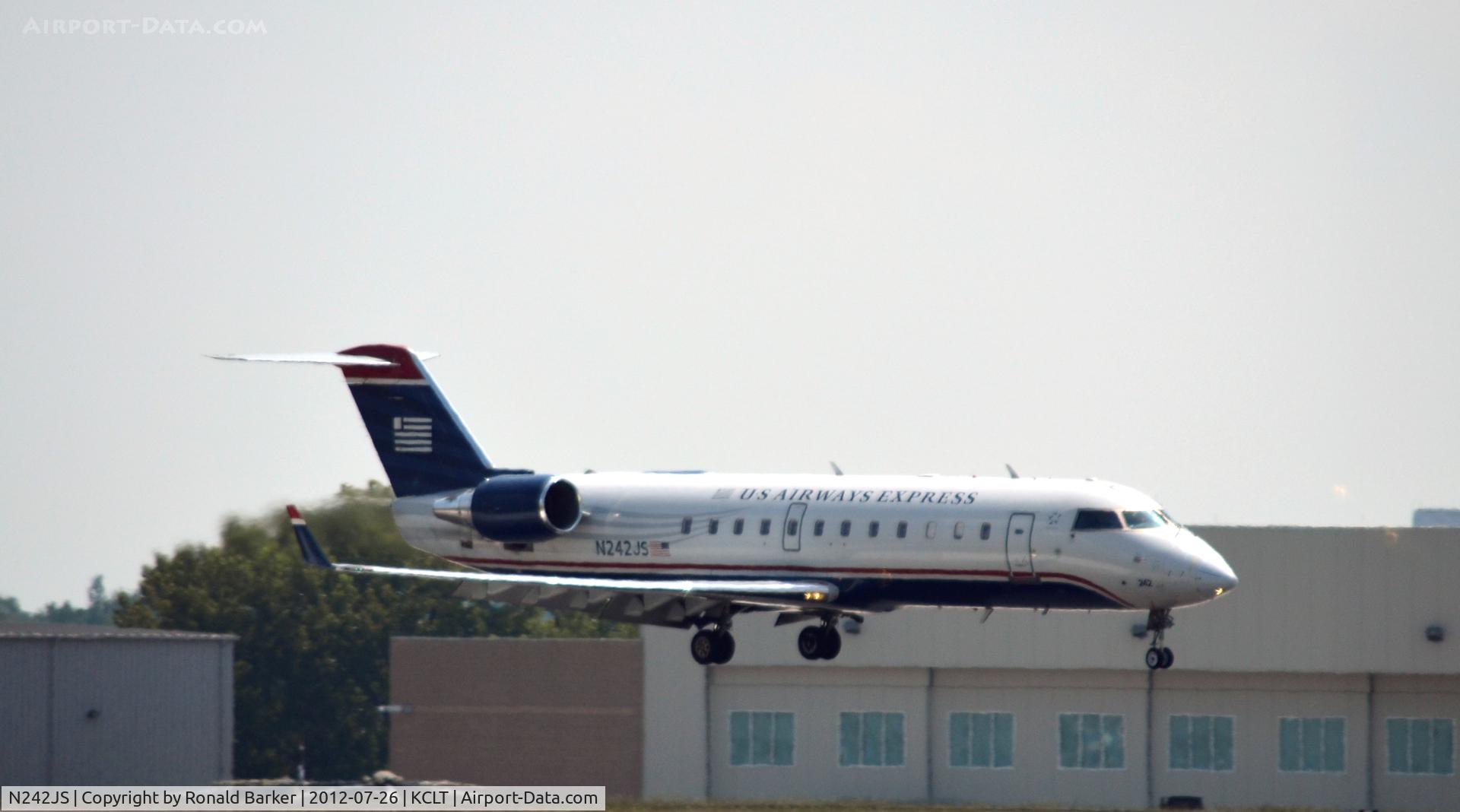 N242JS, 2004 Bombardier CRJ-200ER (CL-600-2B19) C/N 7911, Landing CLT