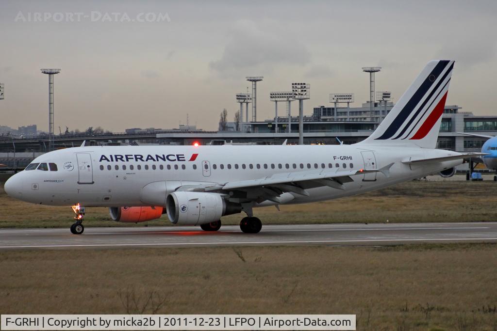 F-GRHI, 2000 Airbus A319-111 C/N 1169, Taxiing. Scrapped in november 2022.
