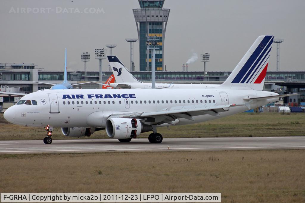 F-GRHA, 1999 Airbus A319-111 C/N 938, Taxiing. Scrapped in december 2020.