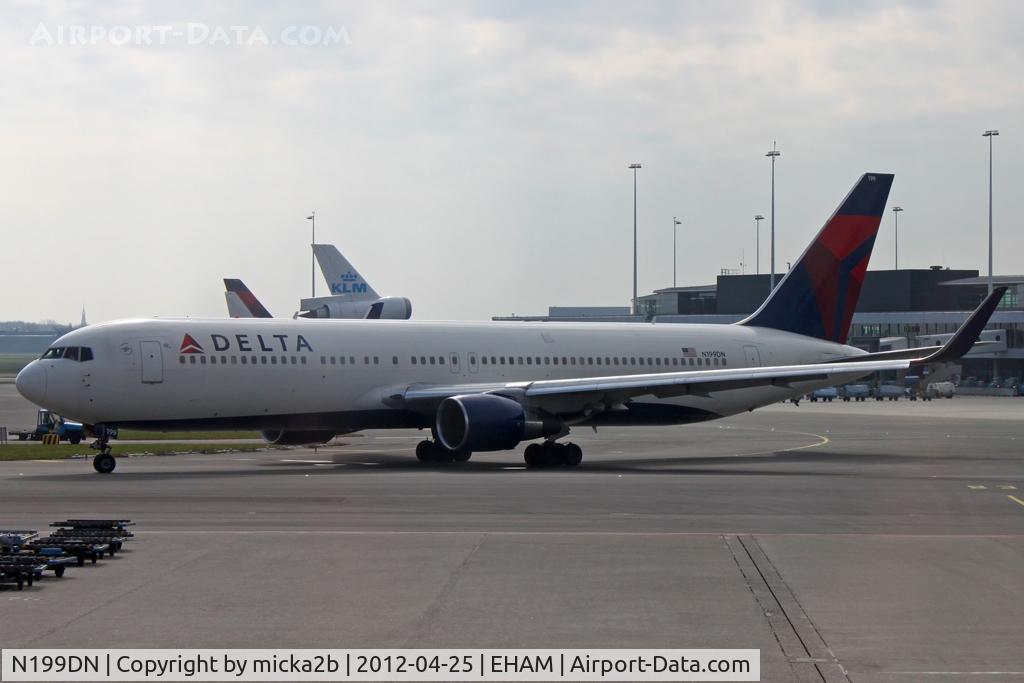 N199DN, 1998 Boeing 767-332/ER C/N 28456, Taxiing