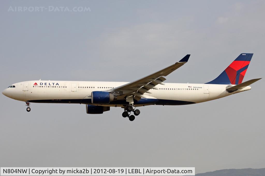 N804NW, 2003 Airbus A330-323 C/N 0549, Landing
