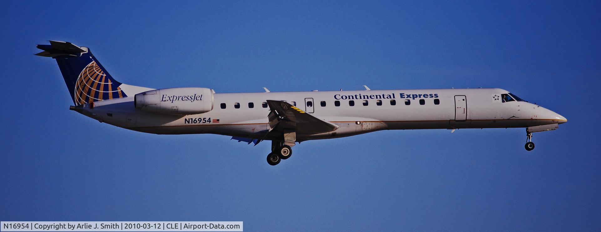 N16954, 1998 Embraer ERJ-145LR (EMB-145LR) C/N 145072, Coming into Cleveland, March 2010