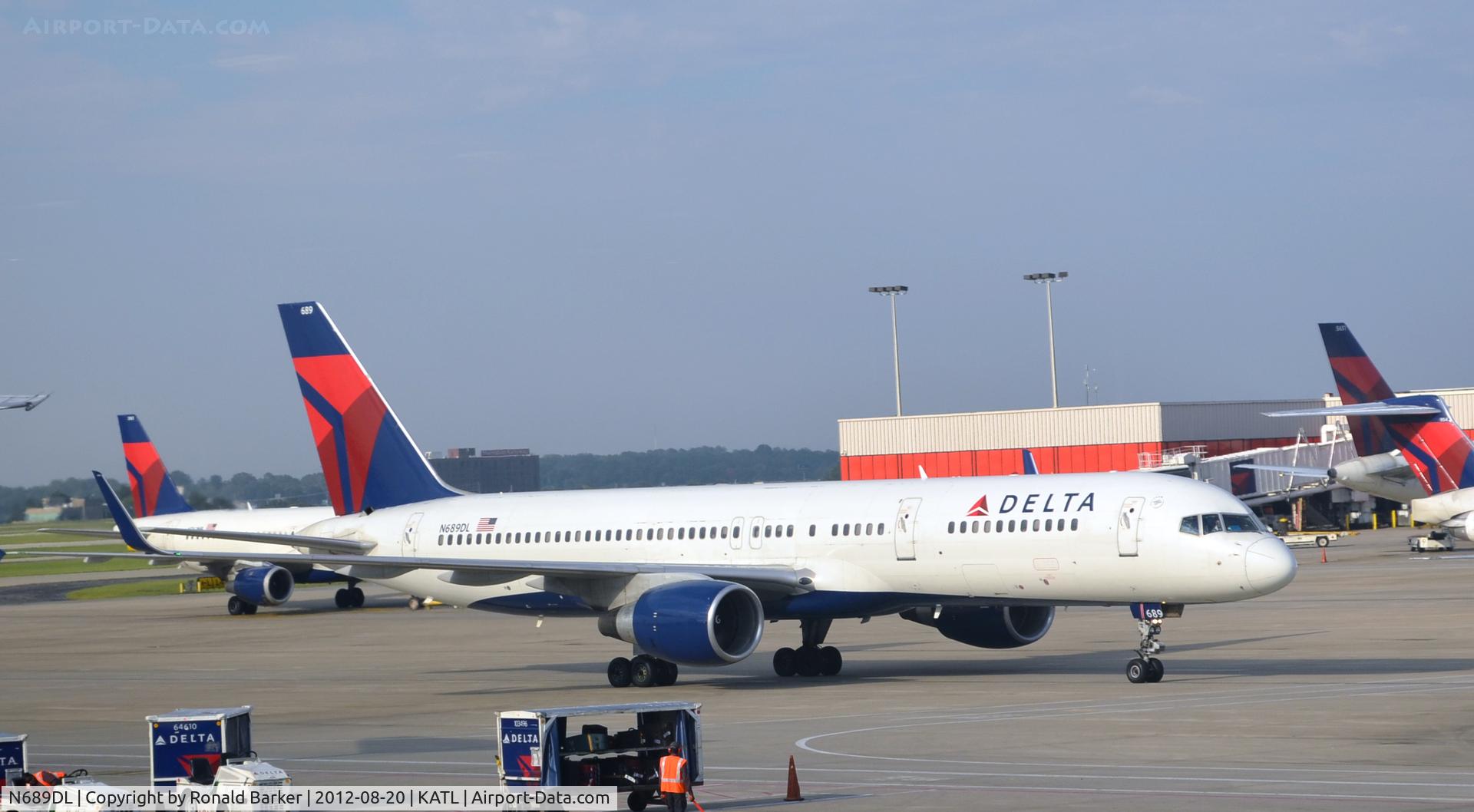 N689DL, 1998 Boeing 757-232 C/N 27172, Taxi ATL