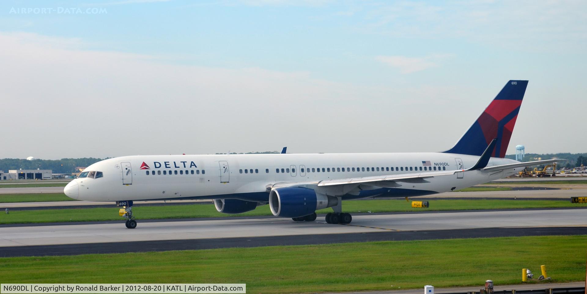 N690DL, 1998 Boeing 757-232 C/N 27585, Taxi ATL