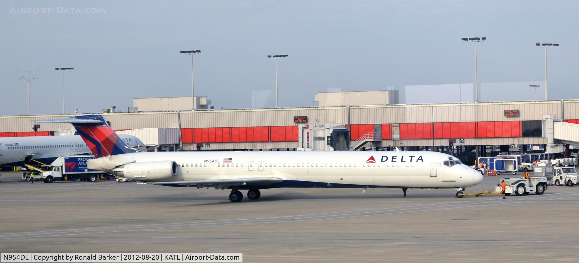 N954DL, 1990 McDonnell Douglas MD-88 C/N 49885, Taxi ATL