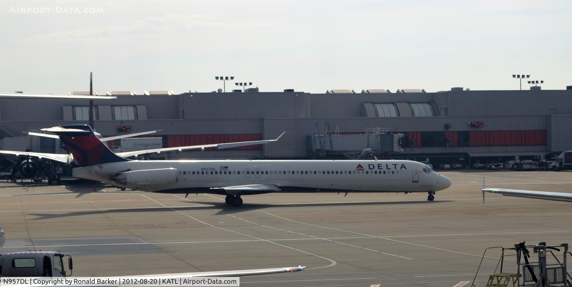 N957DL, 1990 McDonnell Douglas MD-88 C/N 49976, Taxi ATL