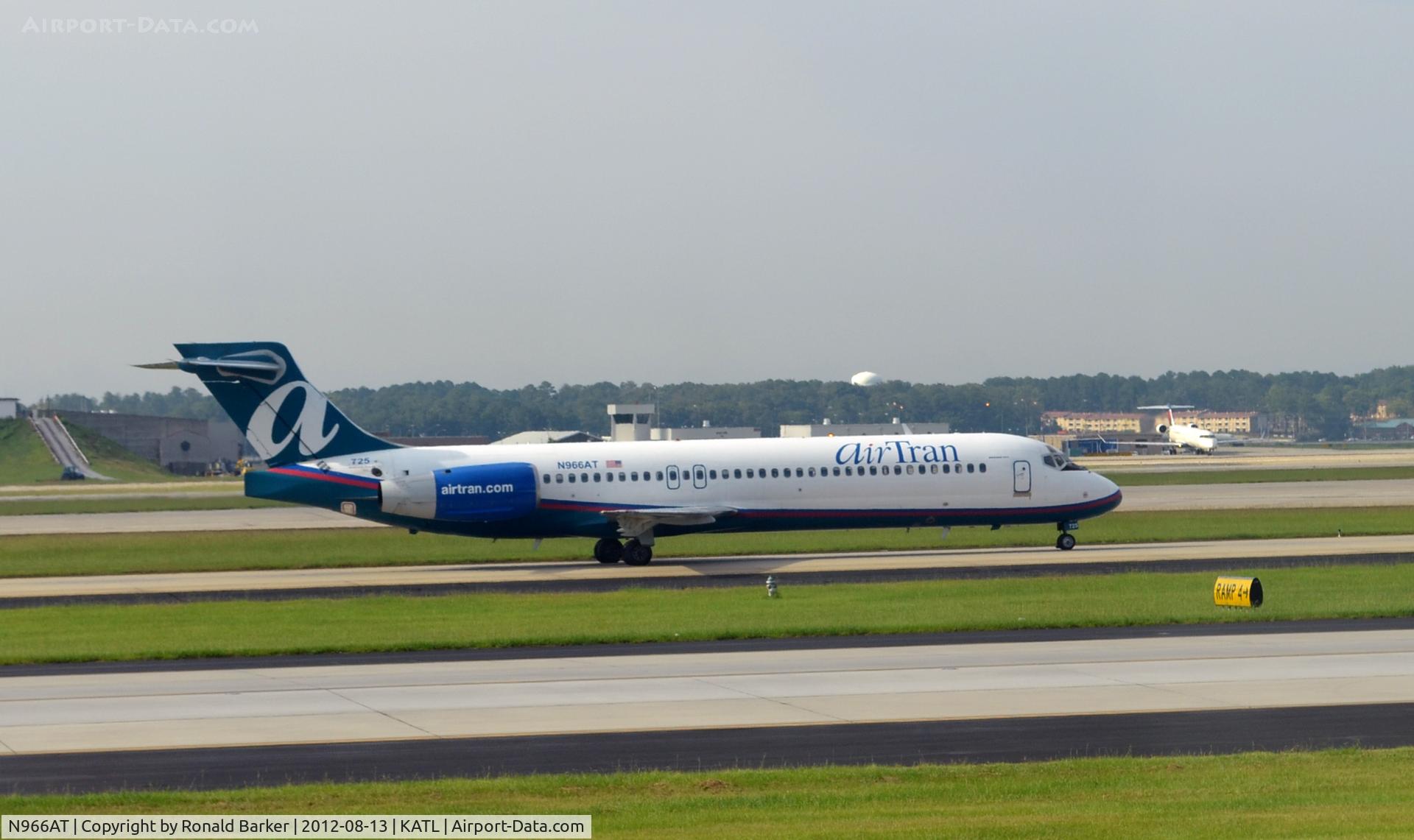 N966AT, 2001 Boeing 717-200 C/N 55027, Taxi ATL