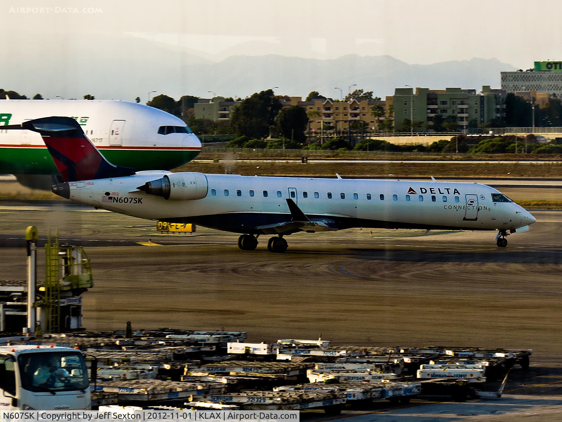 N607SK, 2006 Bombardier CRJ-702 (CL-600-2C10) Regional Jet C/N 10251, Taxiing to Departure point