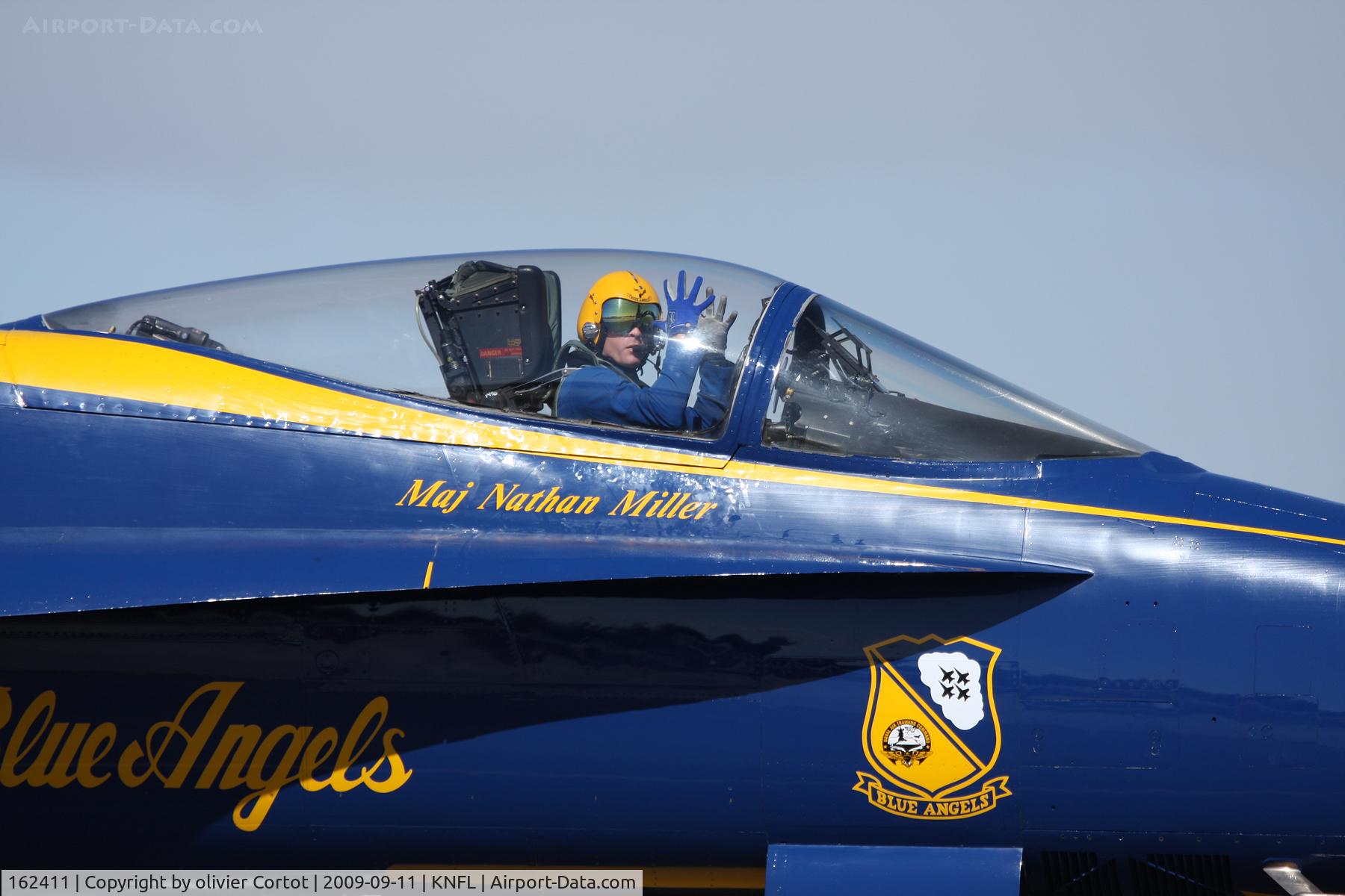 162411, McDonnell Douglas F/A-18A Hornet C/N 0243, hands up !