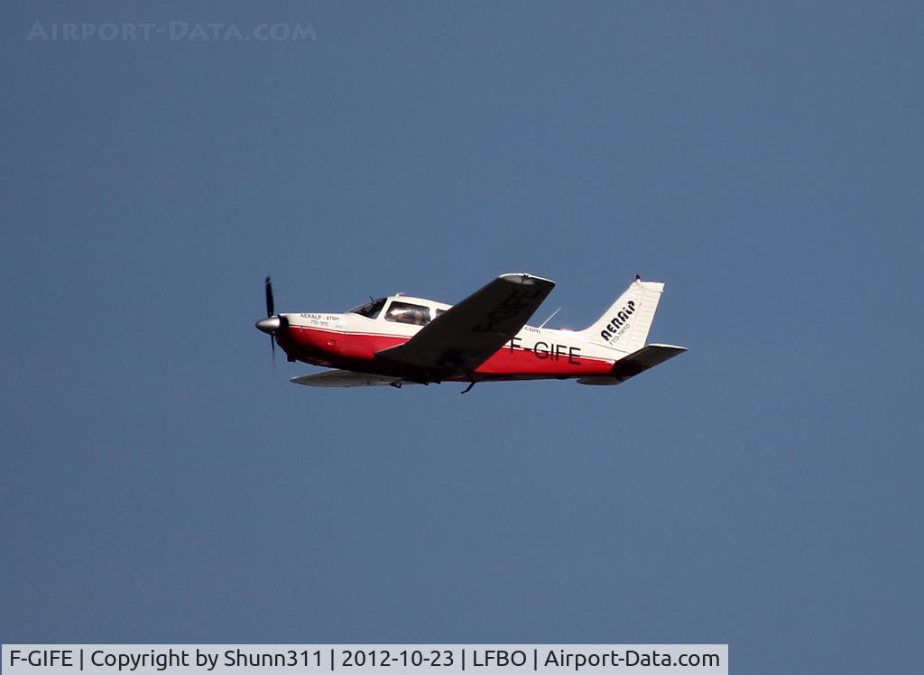 F-GIFE, Piper PA-28R-201 Cherokee Arrow III C/N 28R-7837128, Taking off from rwy 32R