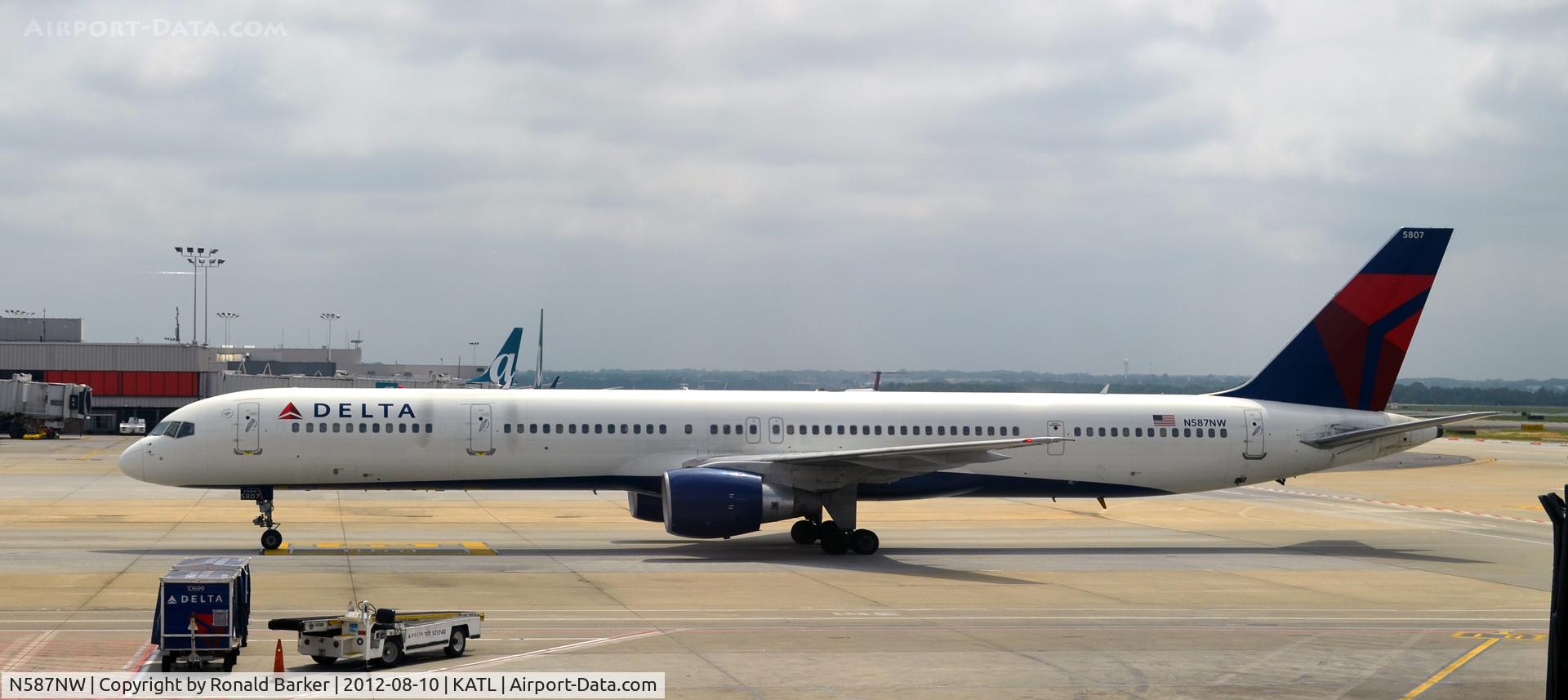 N587NW, 2002 Boeing 757-351 C/N 32986, Taxi ATL