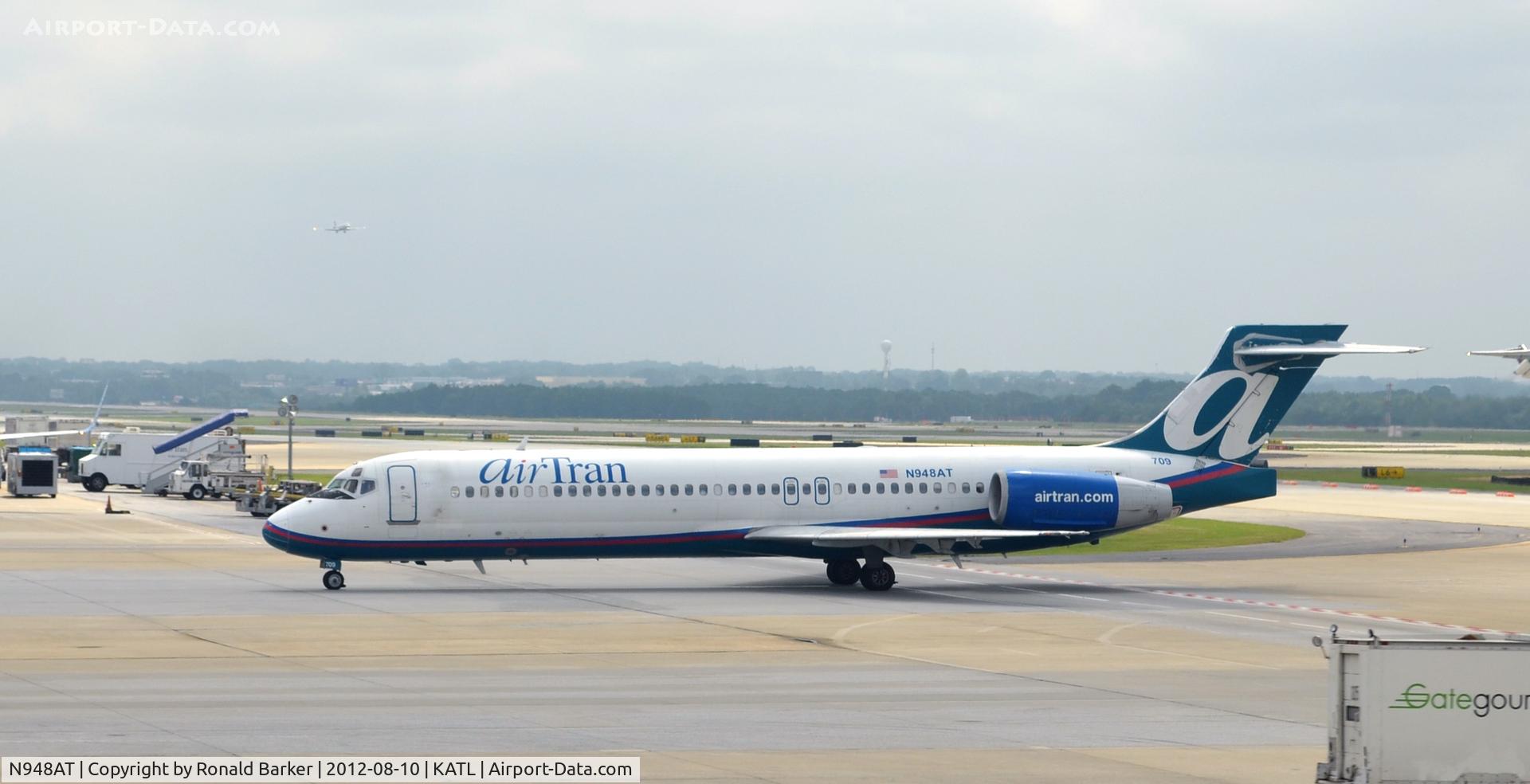 N948AT, 1999 Boeing 717-200 C/N 55011, Taxi ATL