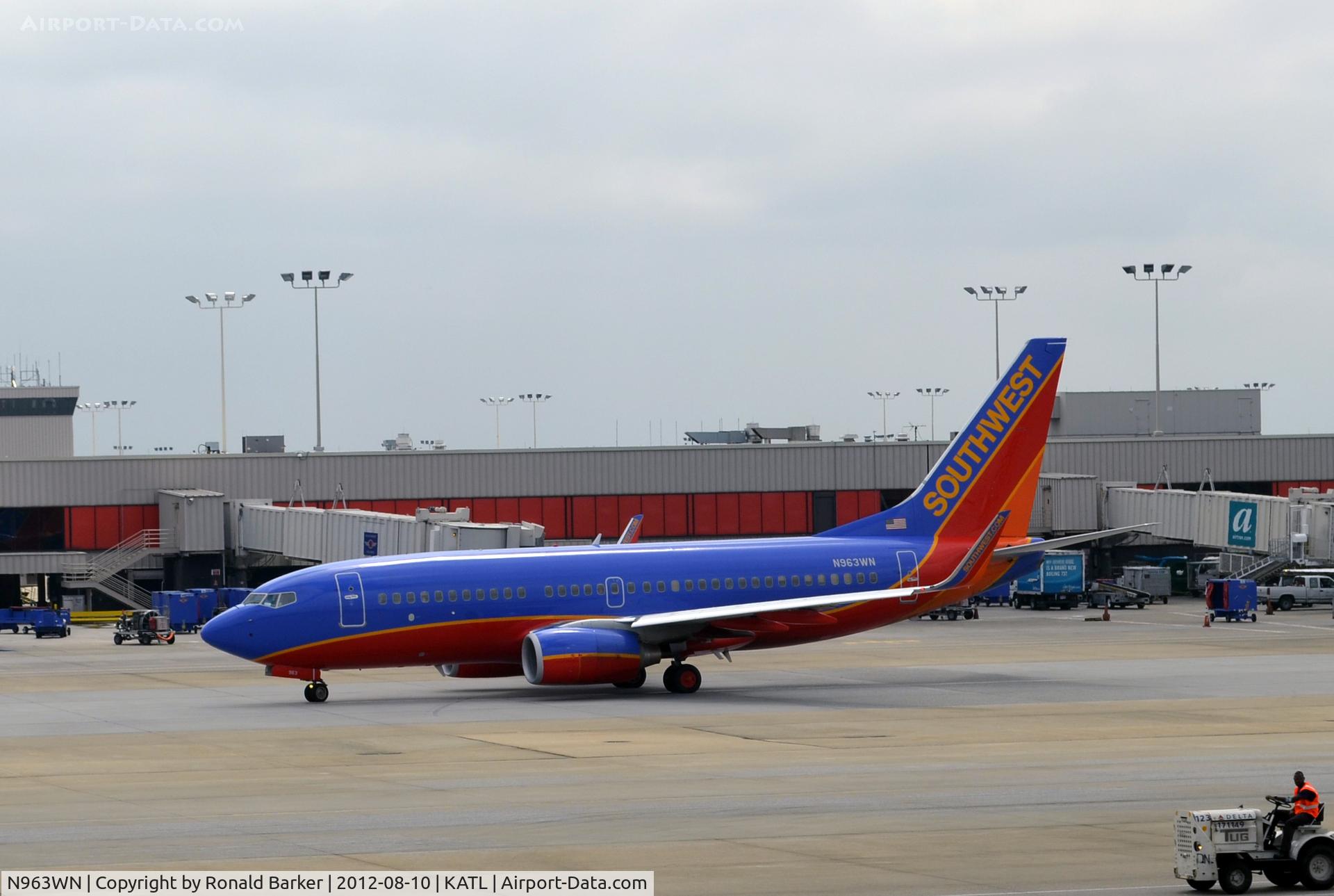 N963WN, 2011 Boeing 737-7H4 C/N 36676, Taxi ATL