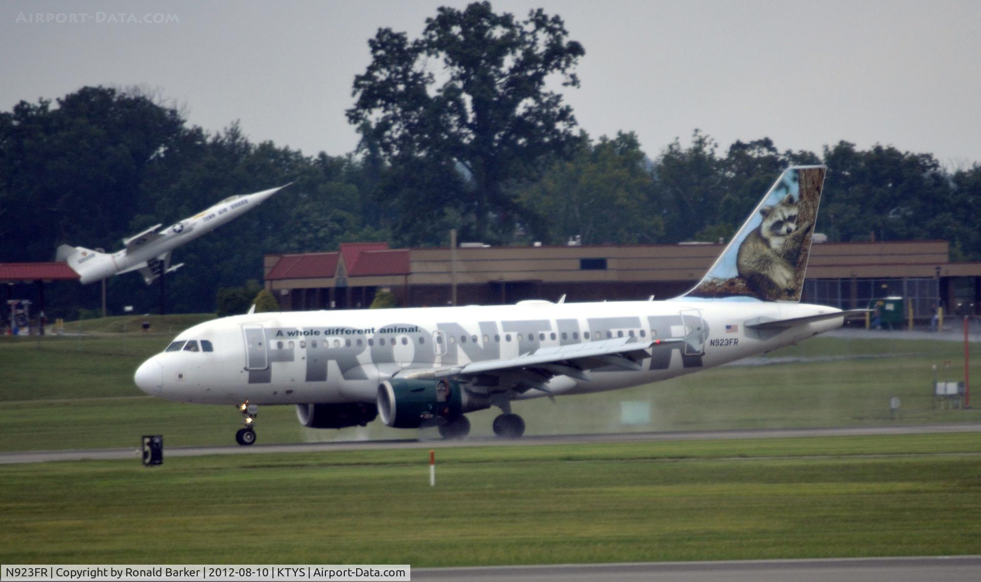 N923FR, 2003 Airbus A319-111 C/N 2019, Landing TYS