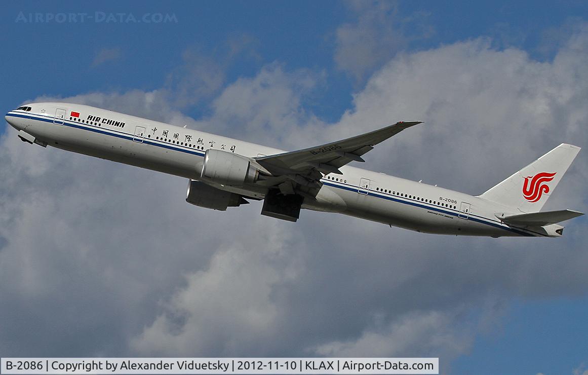 B-2086, 2011 Boeing 777-39L/ER C/N 38667, Taking off from the LAX.