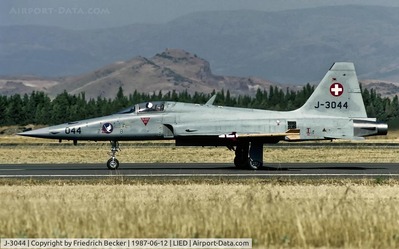 J-3044, Northrop F-5E Tiger II C/N L.1044, taxying to the active
