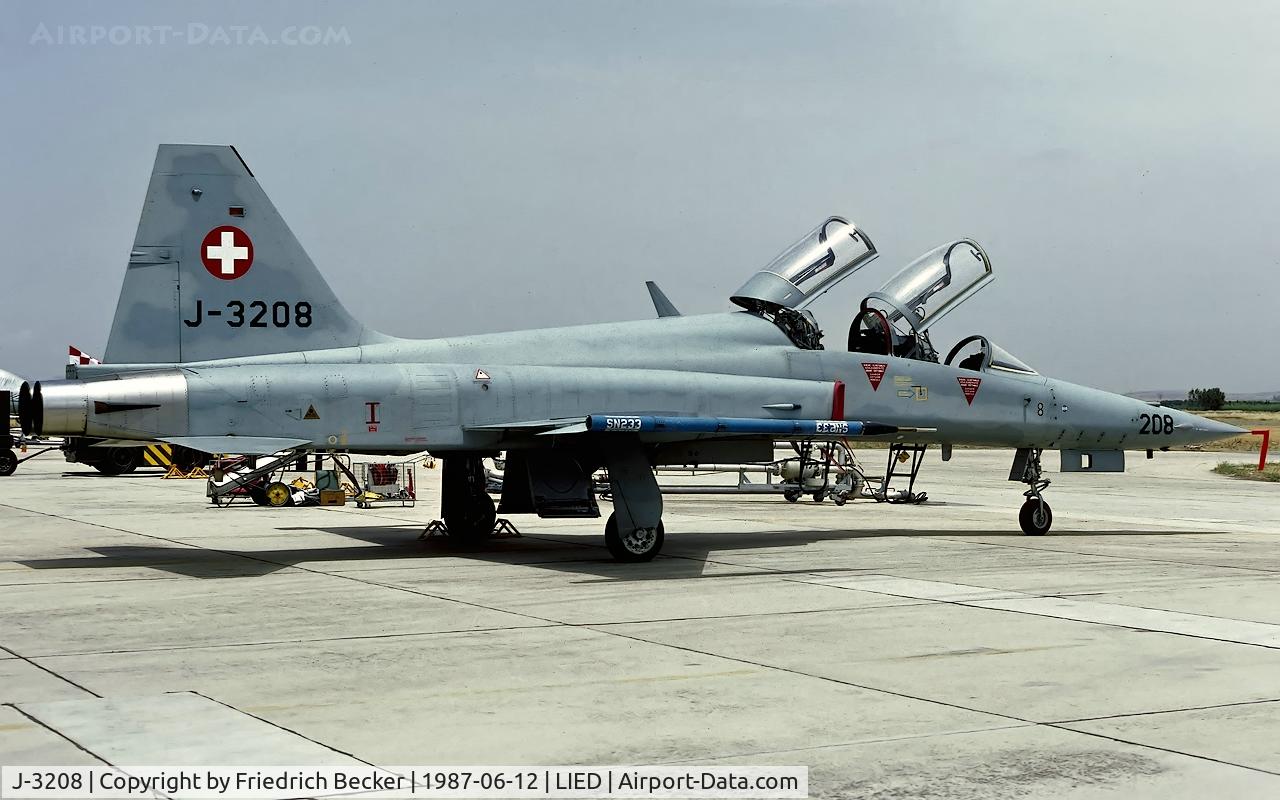 J-3208, Northrop F-5F Tiger II C/N M1008, flightline at Decimomannu AB