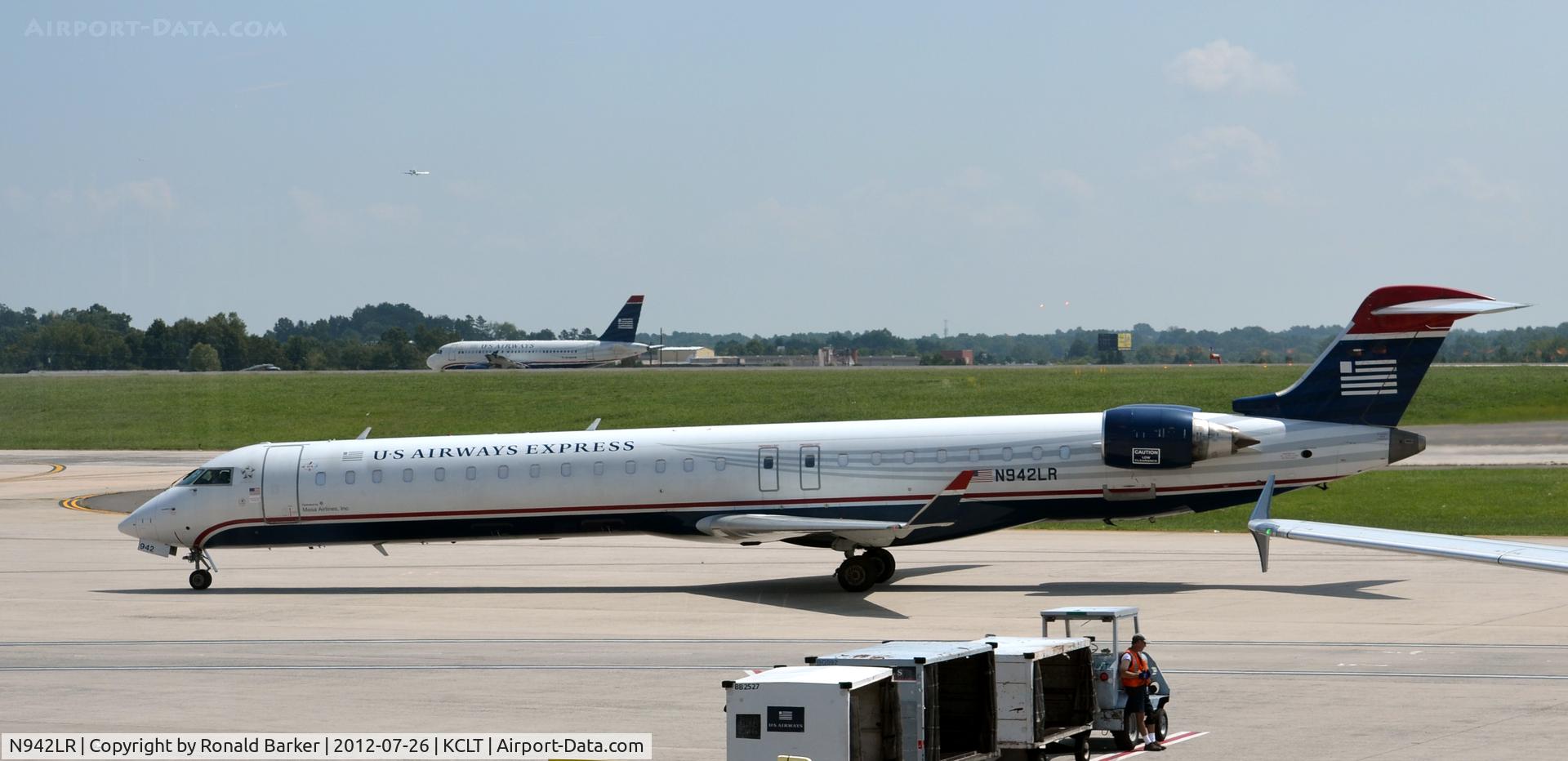 N942LR, 2005 Bombardier CRJ-900ER (CL-600-2D24) C/N 15042, Taxi CLT