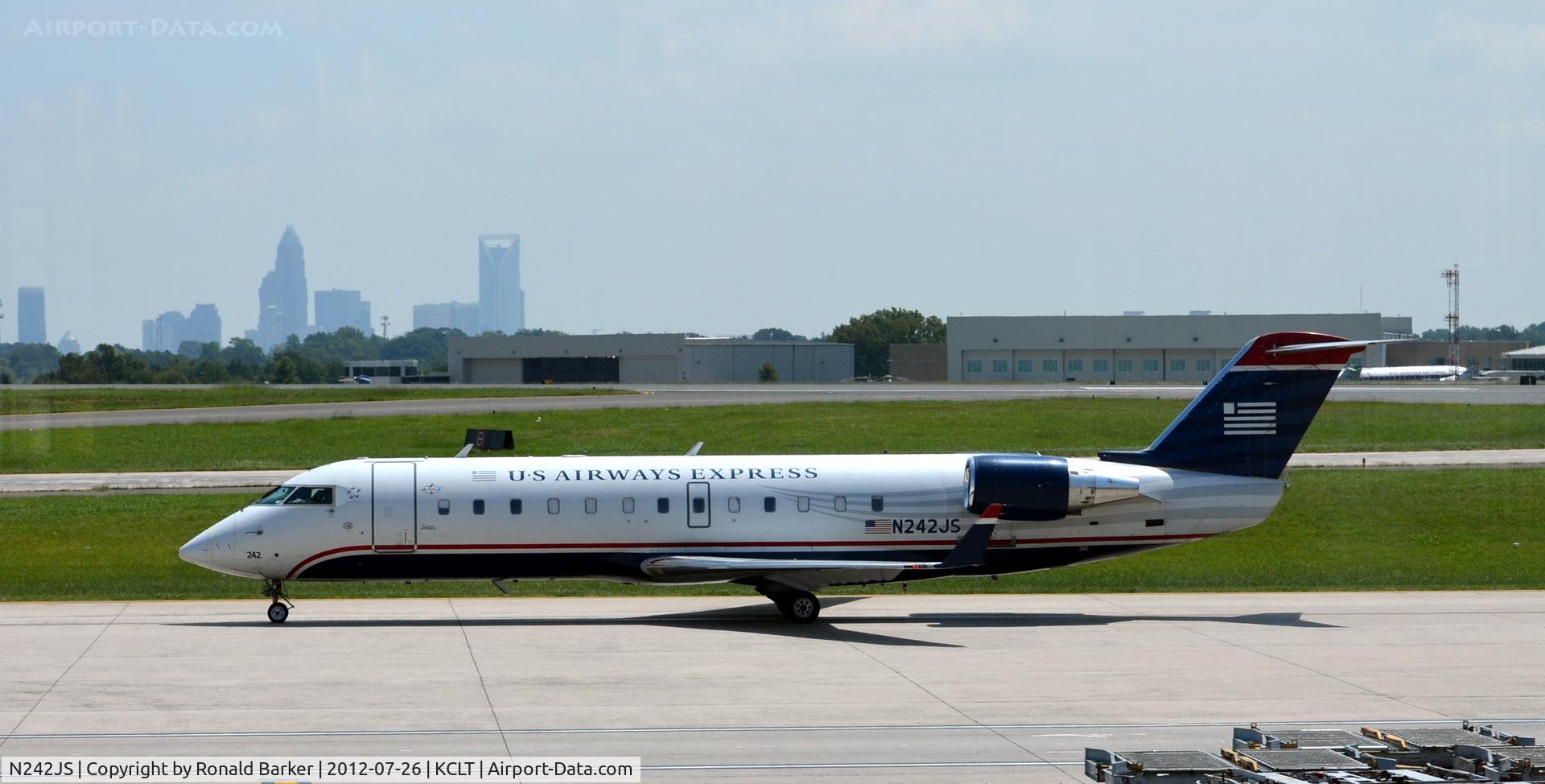 N242JS, 2004 Bombardier CRJ-200ER (CL-600-2B19) C/N 7911, Taxi CLT