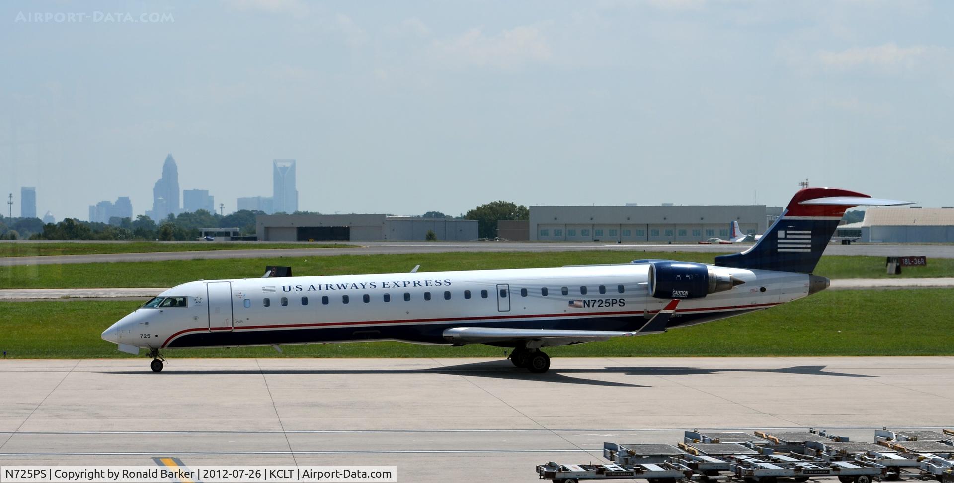 N725PS, 2005 Bombardier CRJ-701 (CL-600-2C10) Regional Jet C/N 10186, Taxi CLT