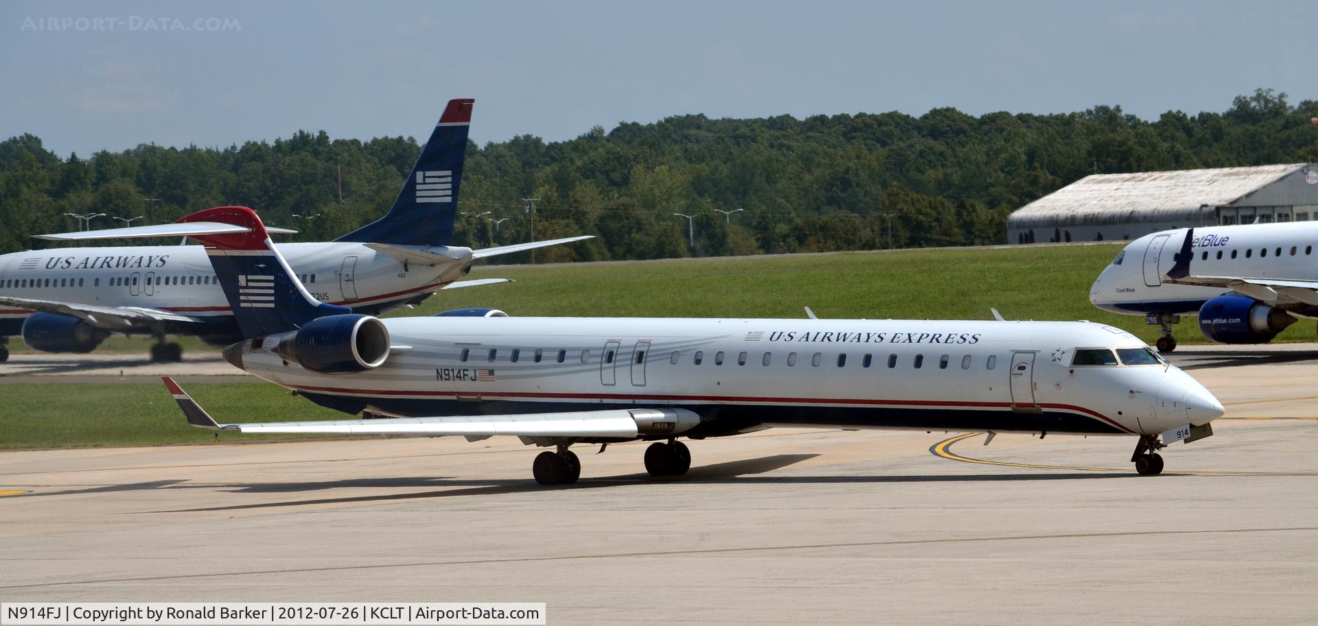 N914FJ, 2004 Bombardier CRJ-900ER (CL-600-2D24) C/N 15014, Taxi CLT