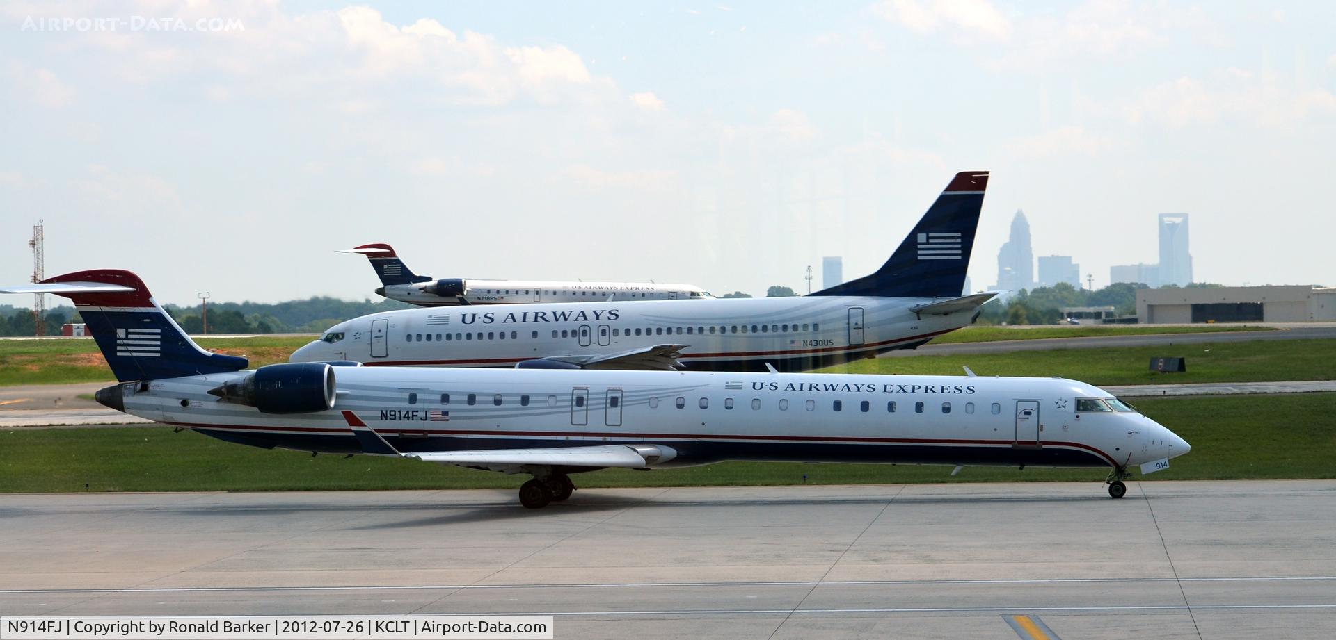 N914FJ, 2004 Bombardier CRJ-900ER (CL-600-2D24) C/N 15014, Taxi CLT